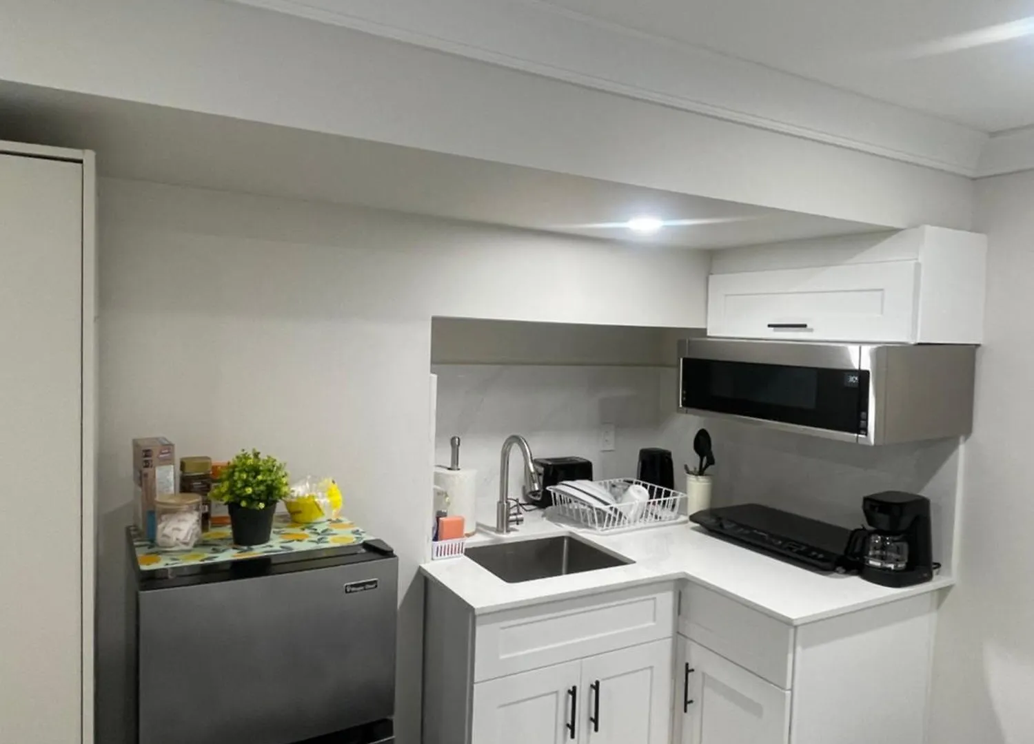 Luxury Basement-Private Bdr & Bathroom With Free Parking In Toronto