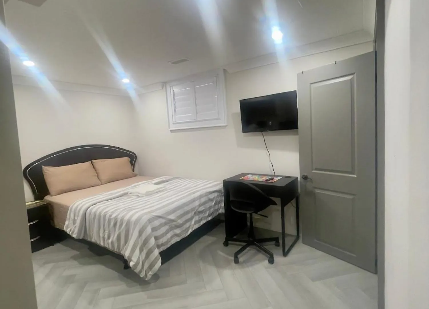 Luxury Basement-Private Bdr & Bathroom With Free Parking In Toronto 0*,