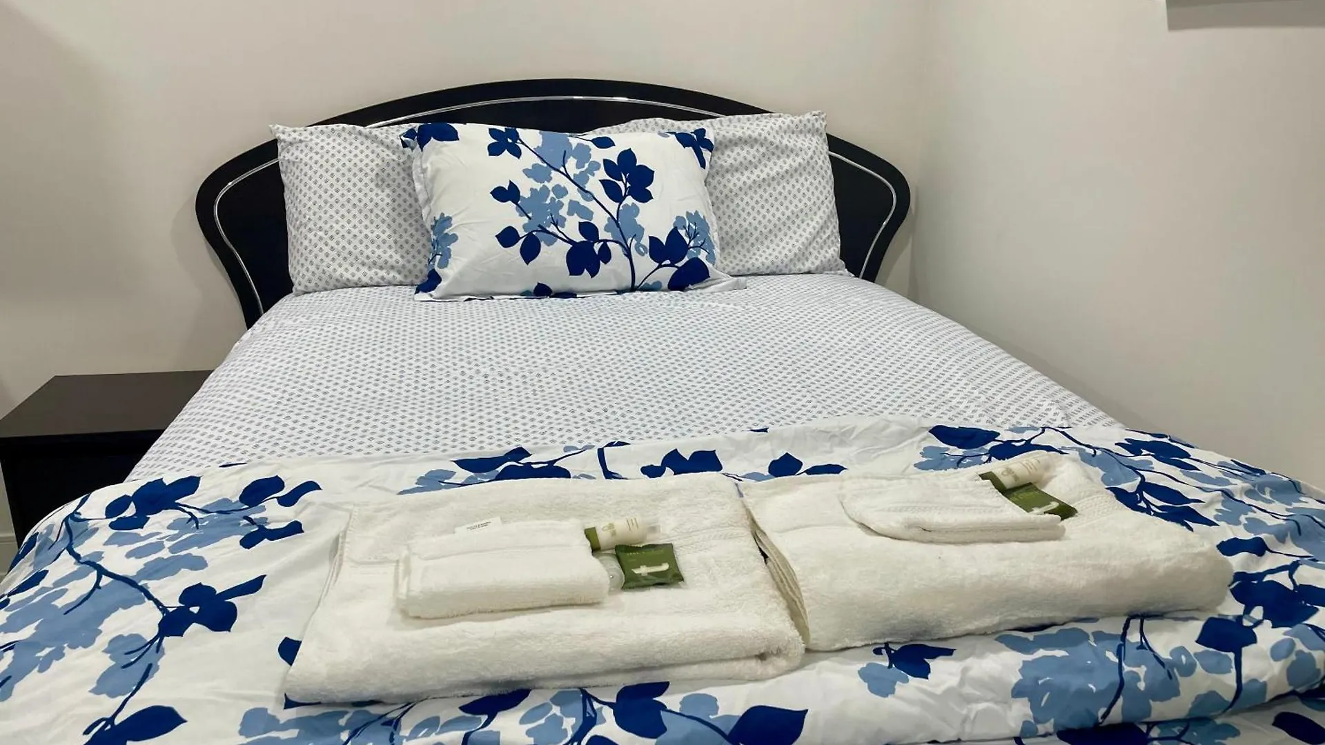 Luxury Basement-Private Bdr & Bathroom With Free Parking In Toronto