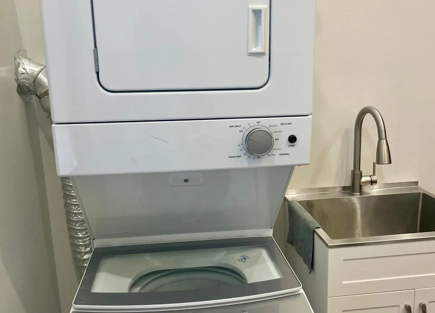 Luxury Basement-Private Bdr & Bathroom With Free Parking In Toronto