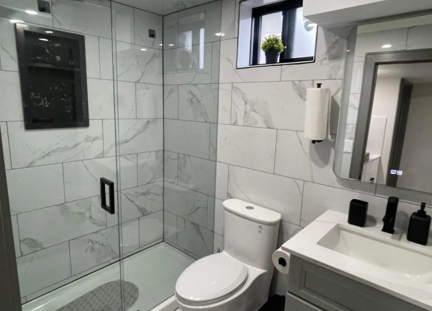 Luxury Basement-Private Bdr & Bathroom With Free Parking In Toronto 0*,  Kanada