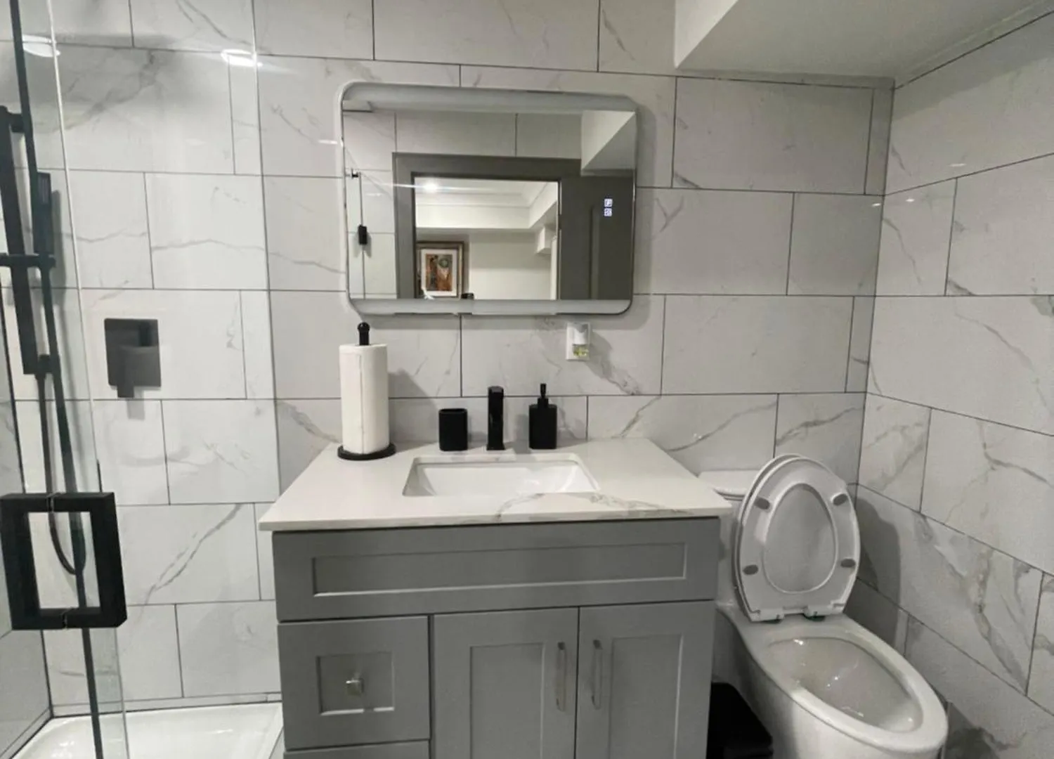Luxury Basement-Private Bdr & Bathroom With Free Parking In Toronto Pansiyon